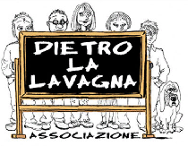 Immagine che rappresenta il logo dell'associazione Dietrolalavagna: una lavagna con scritto Dietro la lavagna e 5 persone pi un cane posizionati dietro la lavagna