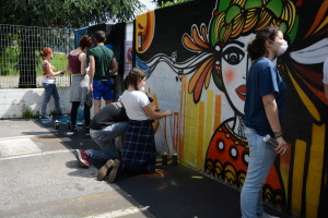 I ragazzi al lavoro al muro del Liceo M.G. Agnesi