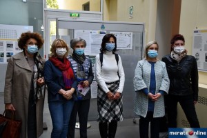 Inaugurazione della mostra: da sinistra Patrizia Riva (Dietrolalavagna), Franca Rosa (MIC), Marisa Corradini (Dietrolalavagna) e Annamaria Vicini (Toponomastica Femminile) in rappresentanza del gruppo ORABASTA - le assessore Franca Maggioni e Fiorenza Albani